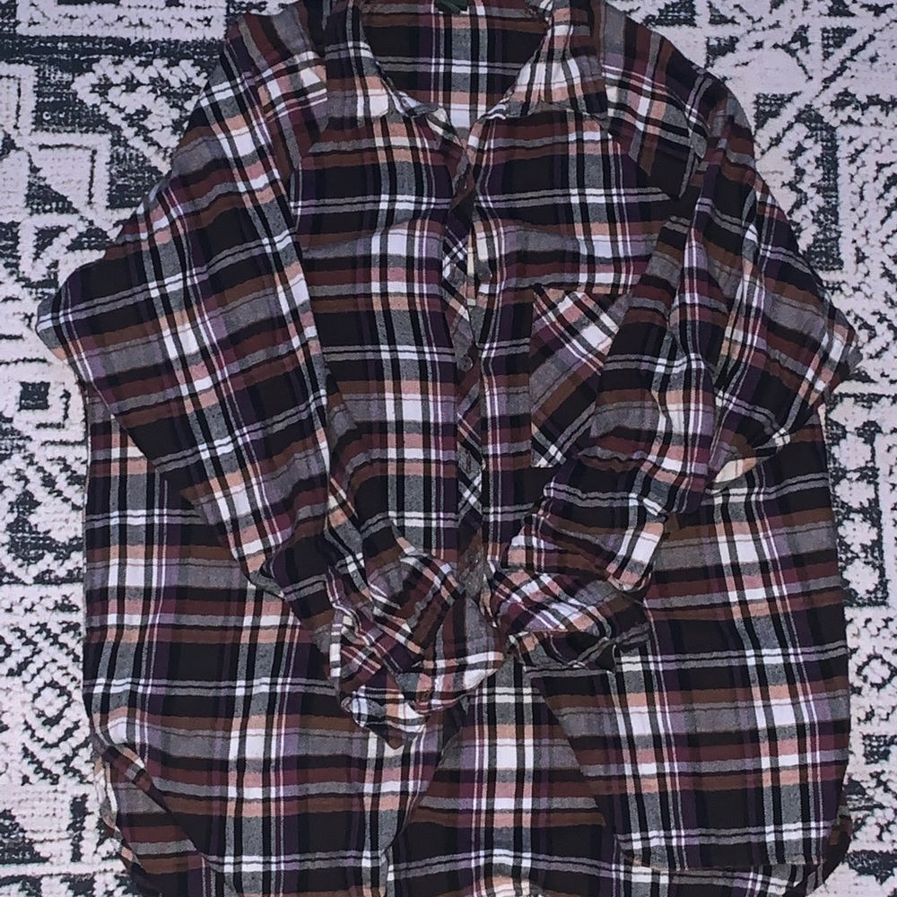 Two button up shirts - Picture 3 of 5